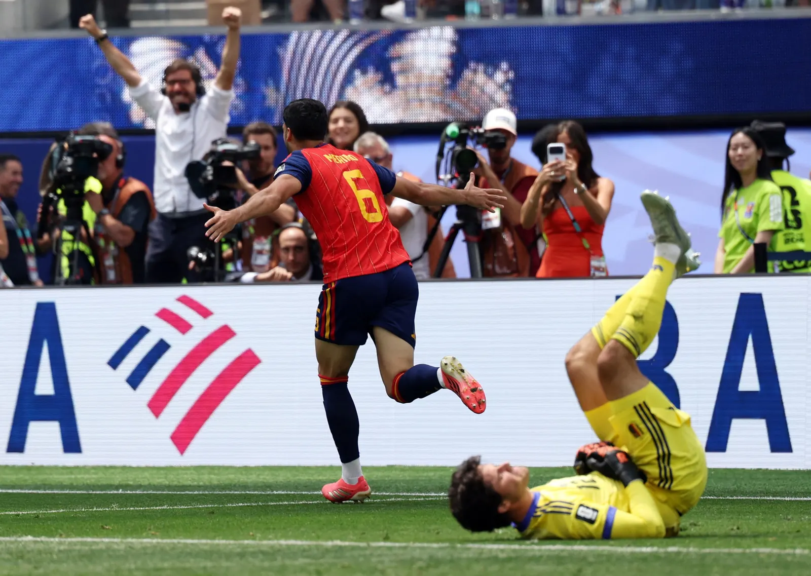 Jogadores da seleção espanhola celebram um gol durante a partida contra a Bélgica na Copa do Mundo de 2026.