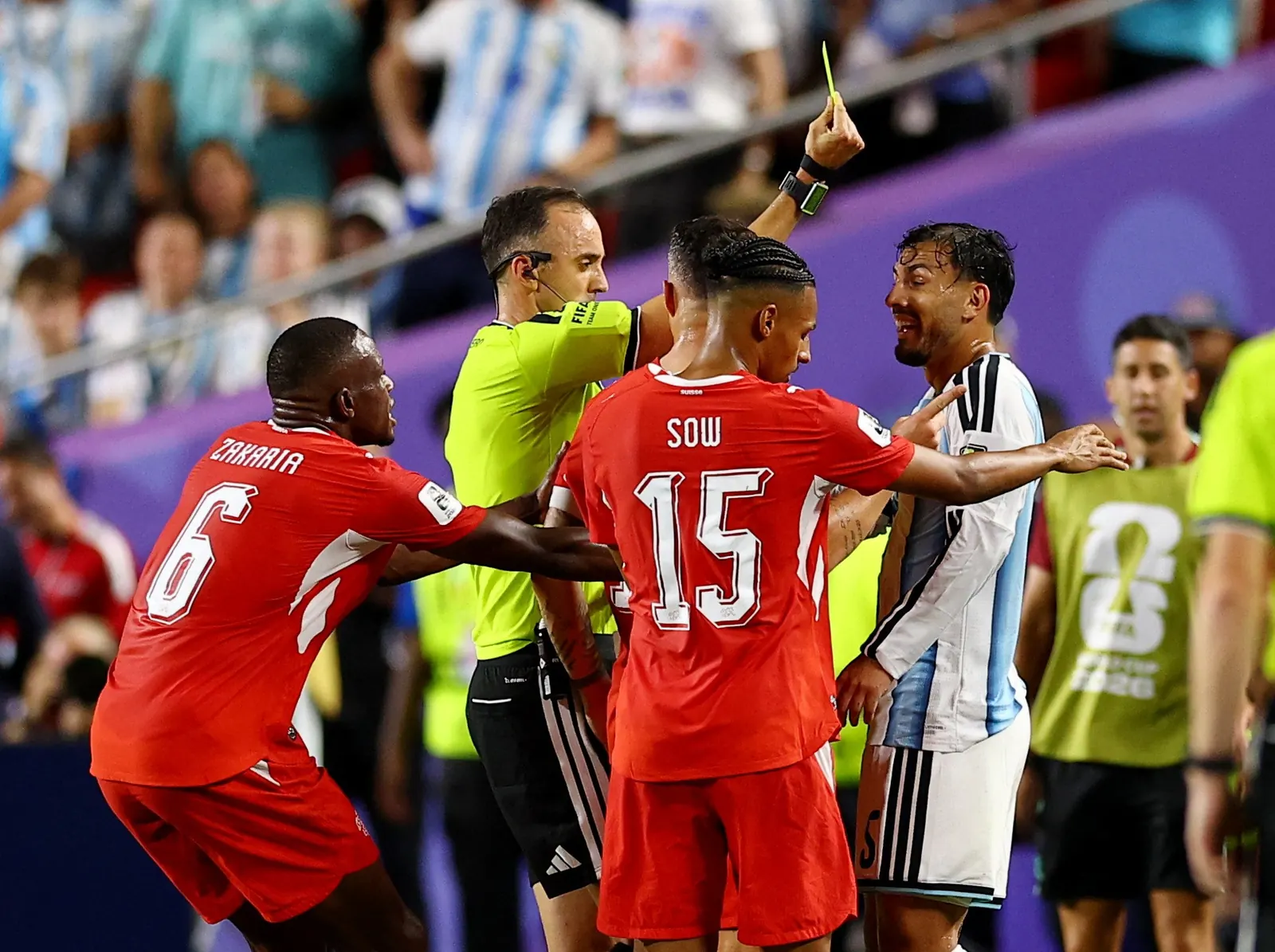 Jogador Breel Embolo da Suíça é expulso em campo durante a partida contra a Argentina na Copa do Mundo.