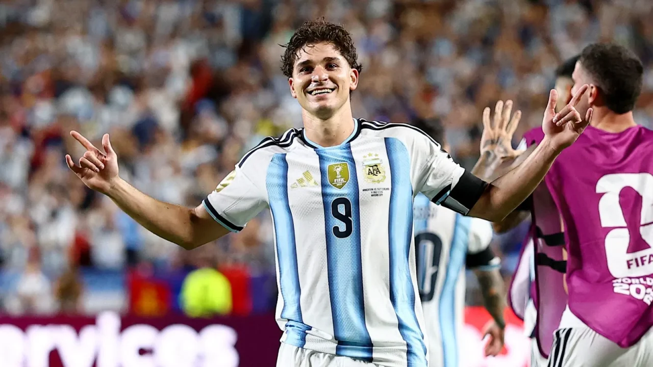 Julián Álvarez, o artilheiro argentino que se destacou na Copa do Mundo de 2026 com gols decisivos, tornou-se o centro de uma intensa disput