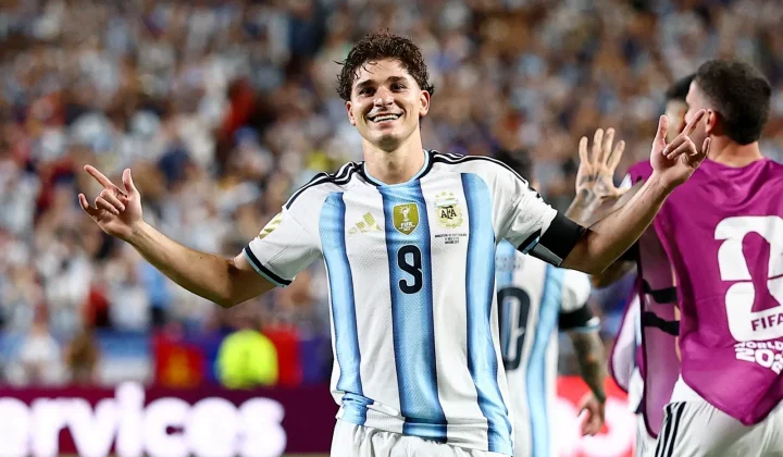 Julián Álvarez, o artilheiro argentino que se destacou na Copa do Mundo de 2026 com gols decisivos, tornou-se o centro de uma intensa disput
