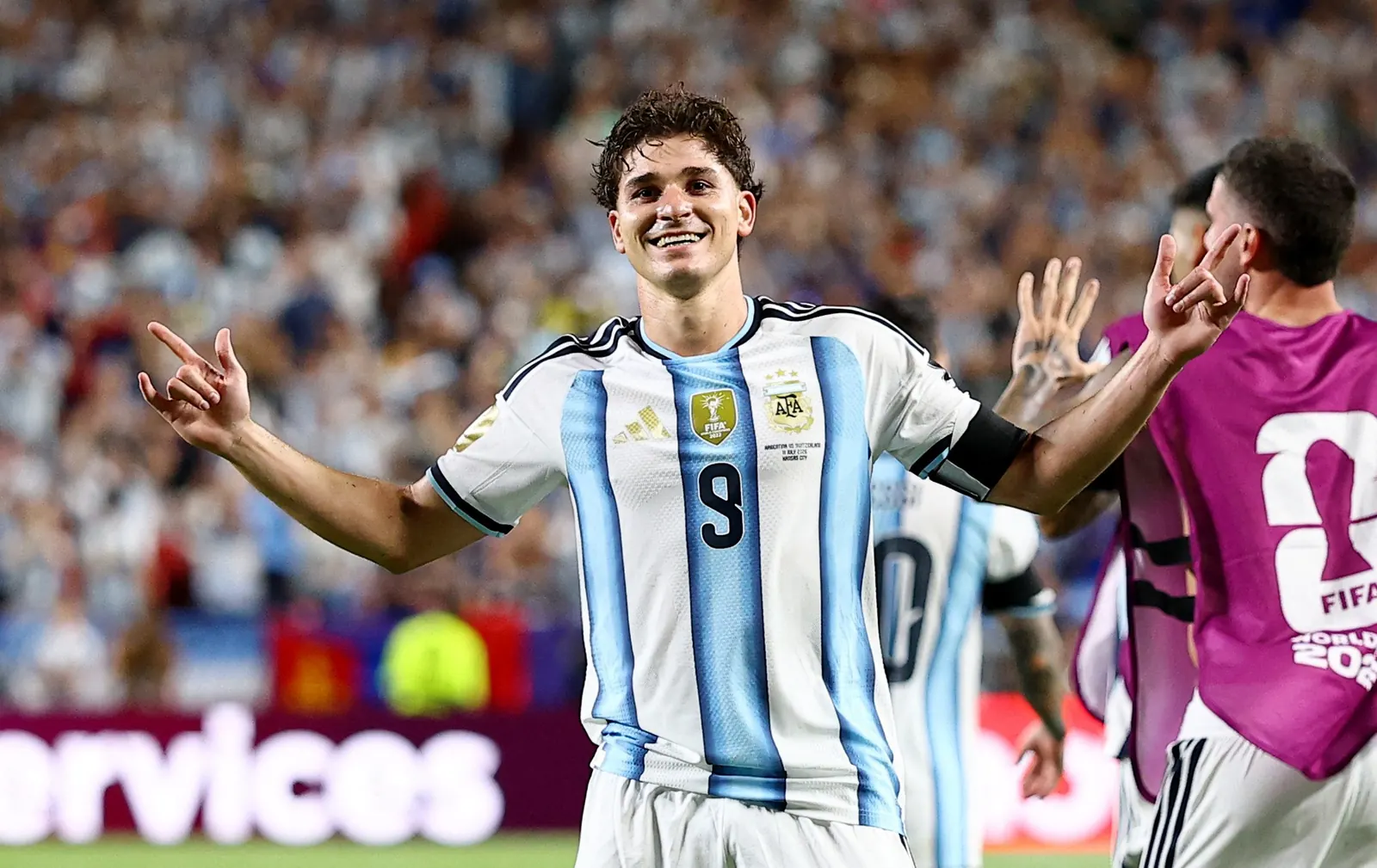 Jogador Julián Álvarez comemora um gol durante partida da Copa do Mundo.