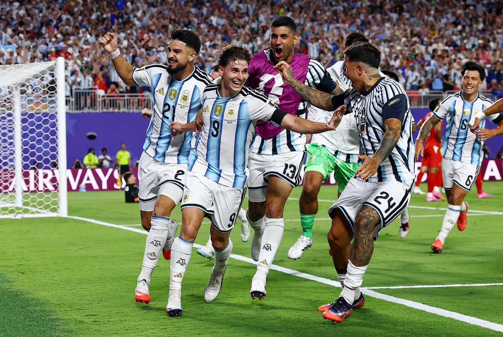 Jogadores da Argentina comemoram gol contra a Suíça na Copa do Mundo 2026
