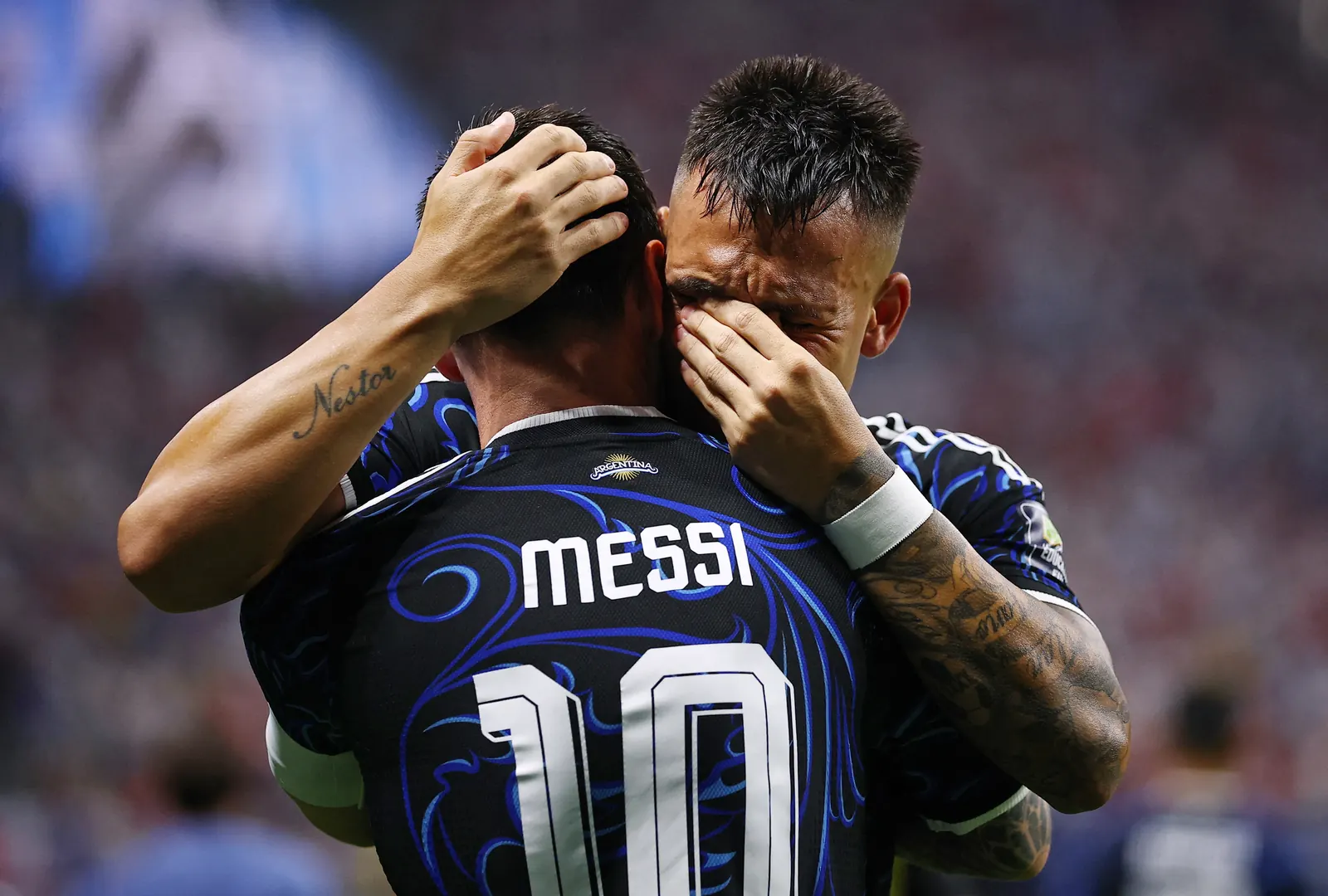 Lautaro Martínez abraça companheiros após marcar gol decisivo pela Argentina na semifinal da Copa do Mundo 2026.