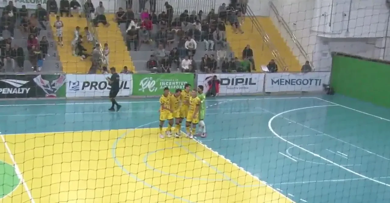Jaraguá goleia Florianópolis e cola no líder da Série Ouro de Futsal