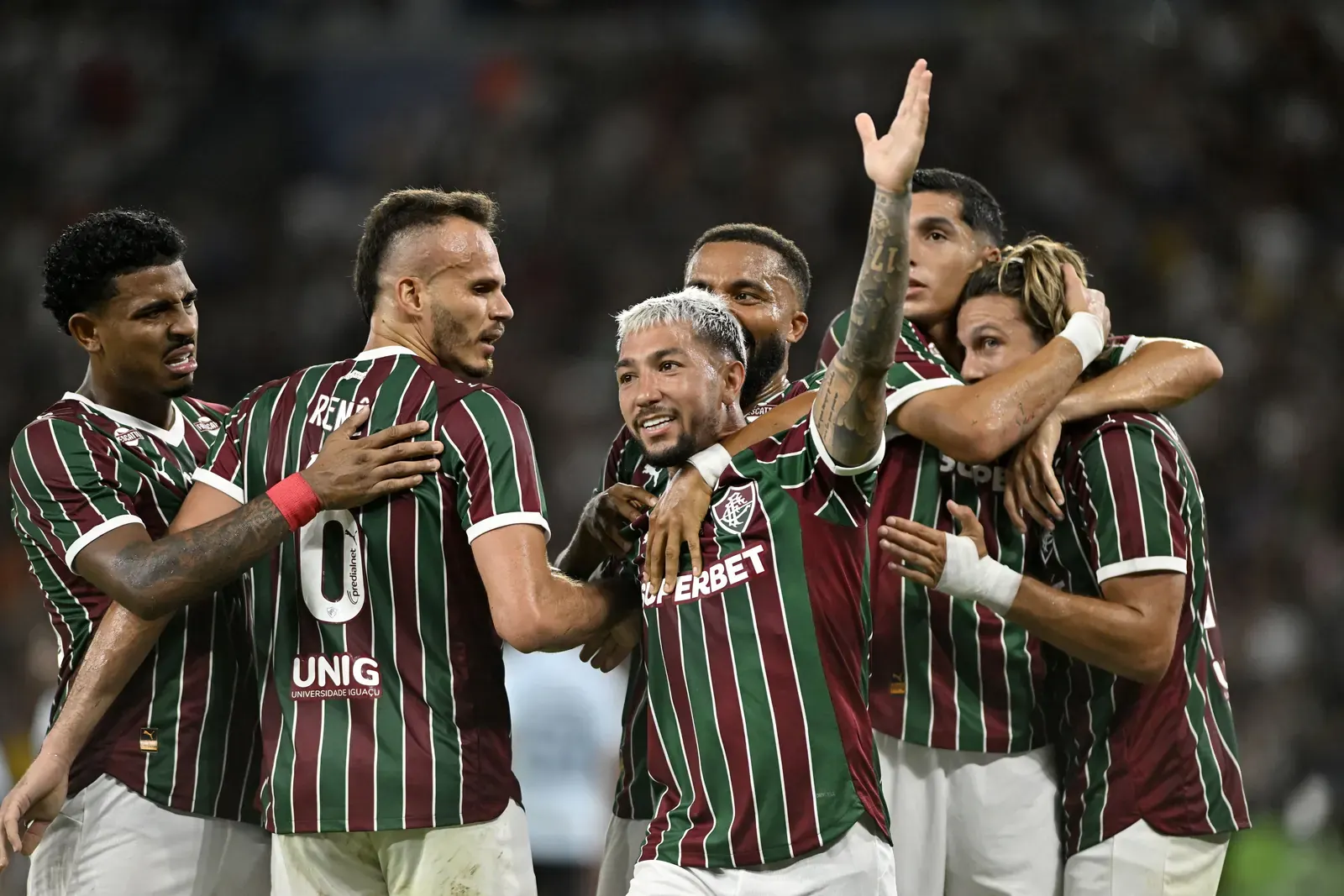 Jogadores do Fluminense durante treino com Thiago Silva e Hulk no gramado do CT, em 2026