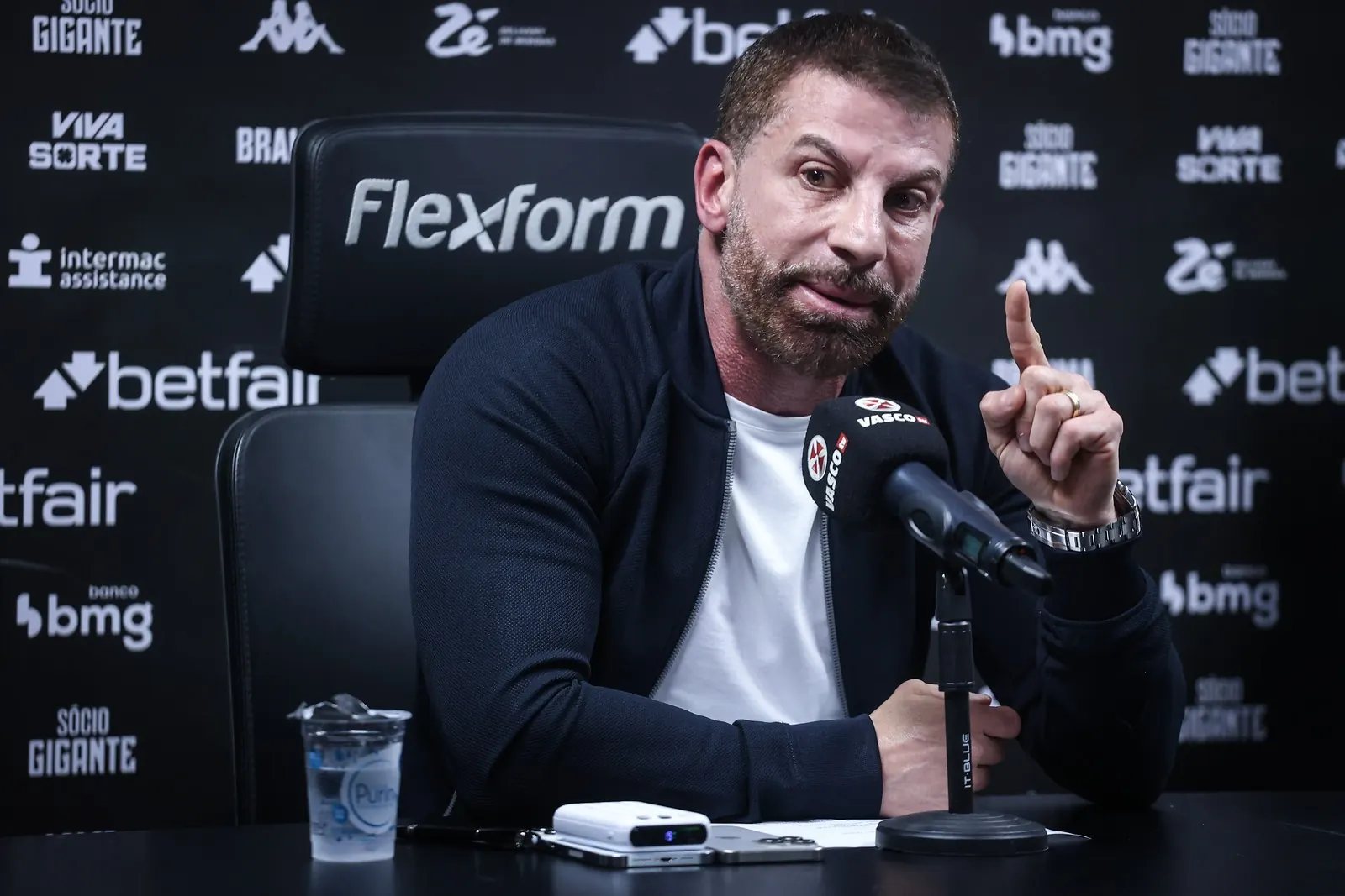 Centro de Treinamento do Vasco da Gama com foco em atividades de futebol.