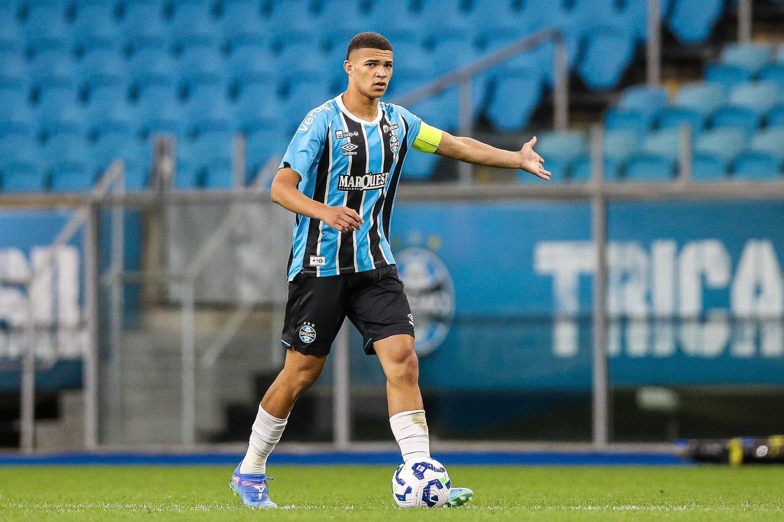 Luís Eduardo, zagueiro do Grêmio, durante atividade com a seleção brasileira sub-20 na Granja Comary, em Teresópolis