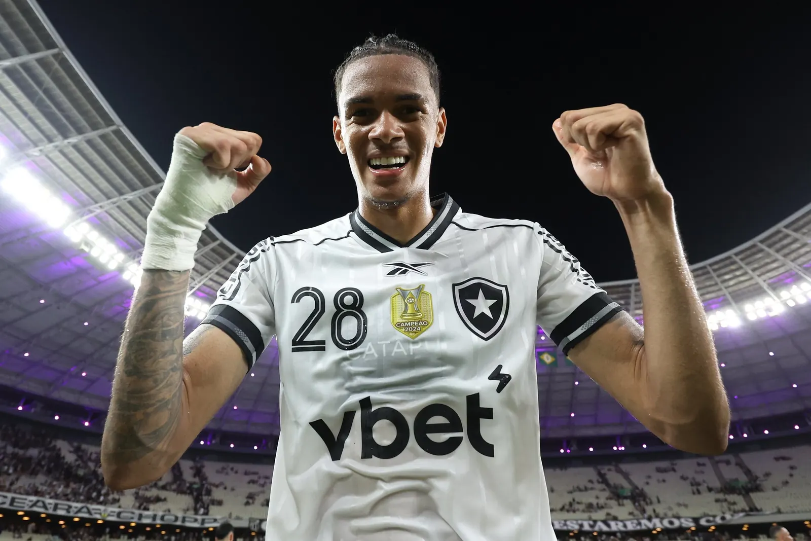 Jogador Newton em ação pelo Botafogo.