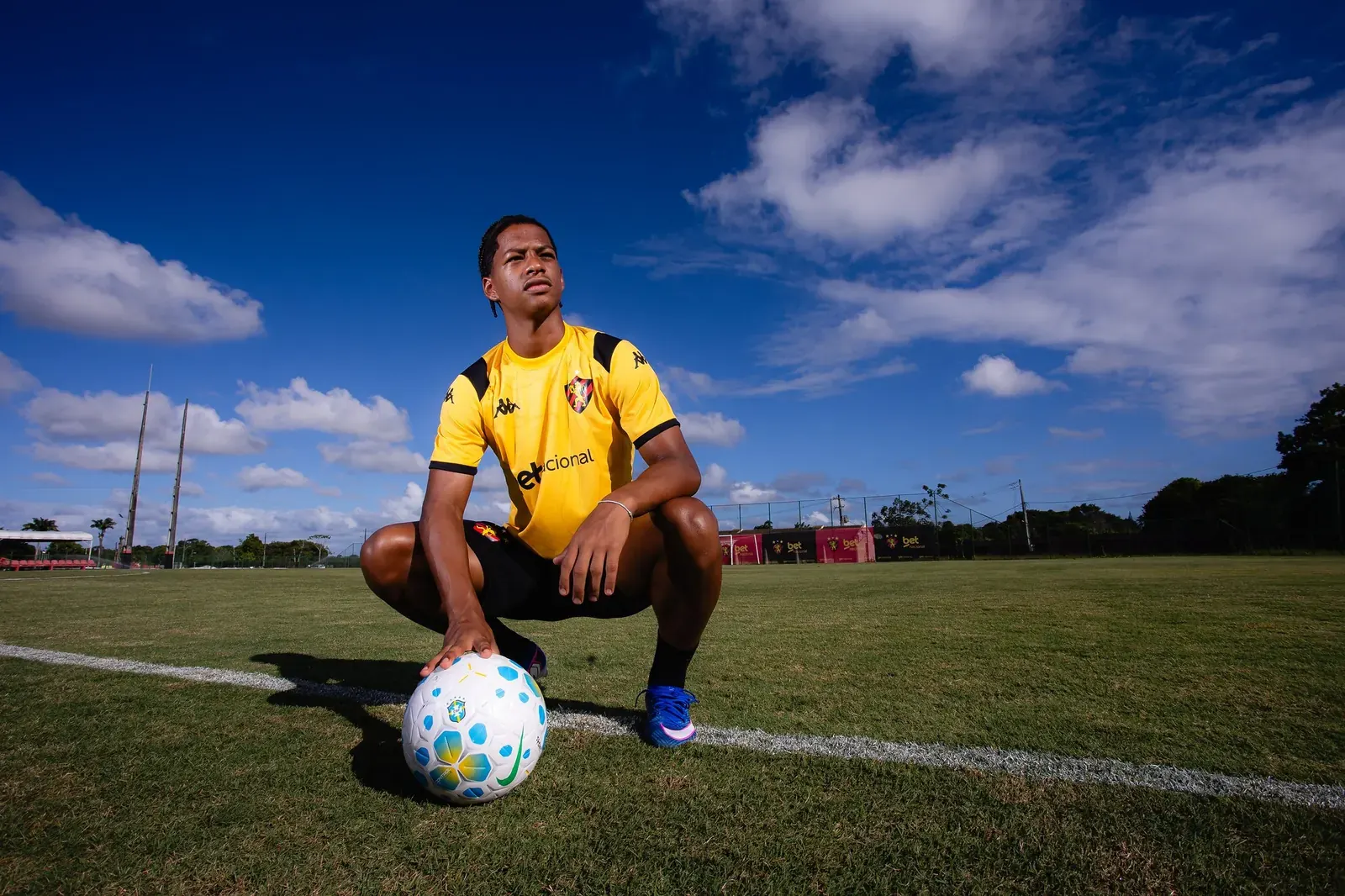 Zé Lucas, volante do Sport Recife, em campo durante jogo da Série B do Campeonato Brasileiro