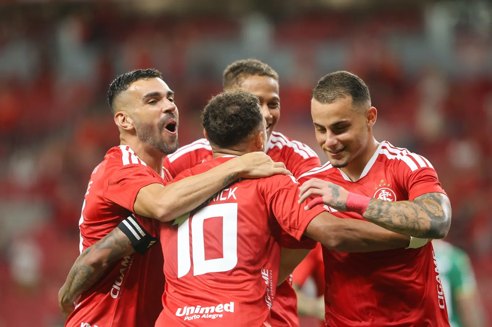 Jogadores do Internacional comemoram um gol em campo.