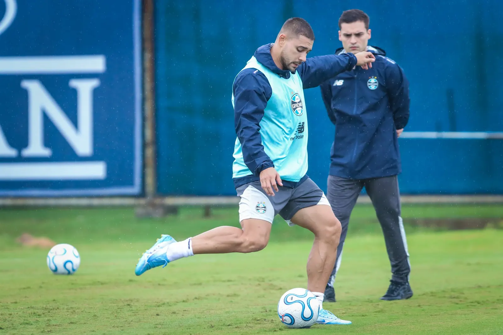 Willian, meia do Grêmio, durante atividade no CT em Porto Alegre