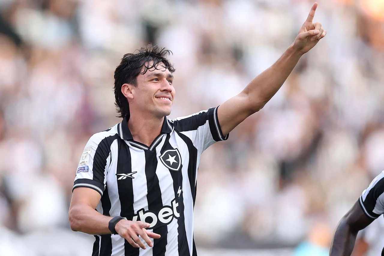 Ferraresi, zagueiro do Botafogo, em ação com a camisa alvinegra