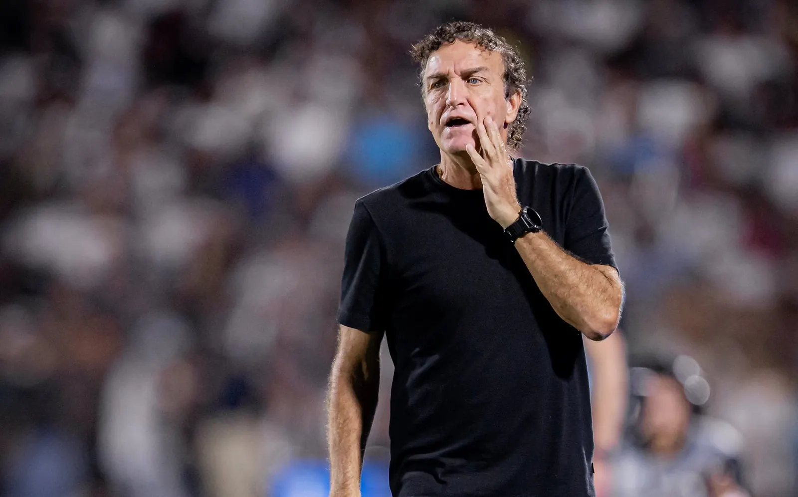 Cuca, técnico do Santos, gesticula em coletiva de imprensa após jogo da Copa Sul-Americana.