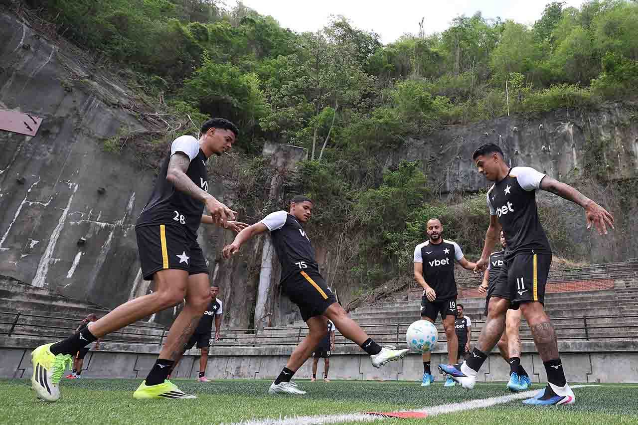 Treino do Botafogo no Espaço Lonier, na Zona Oeste do Rio, com jogadores em campo e estrutura do clube ao fundo