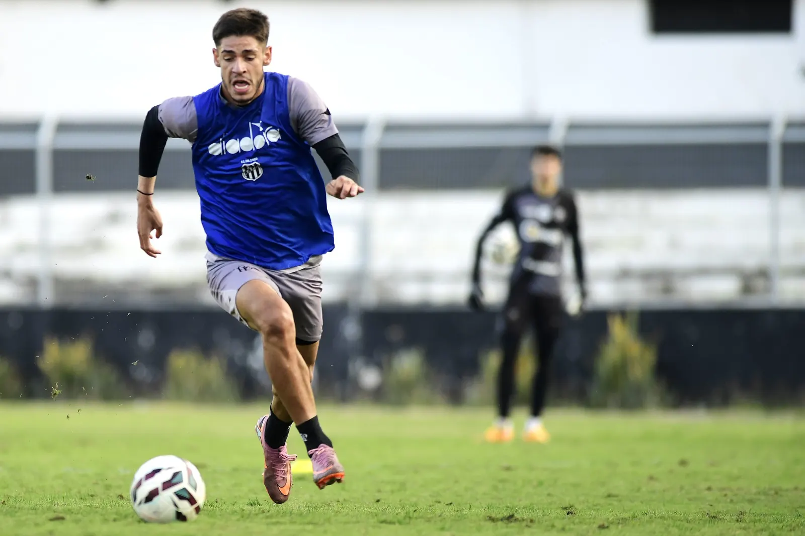Lateral-direito Lucas Justen em treino da Ponte Preta