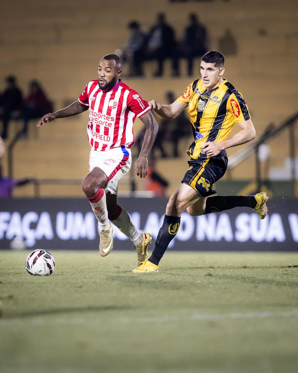 Jogadores do Náutico em ação durante uma partida da Série B.