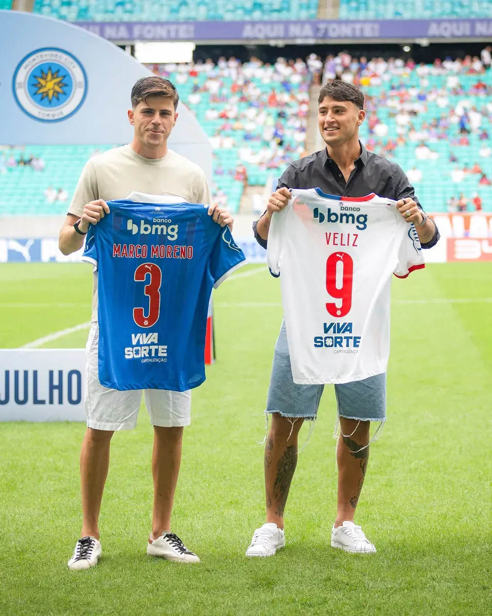 Jogadores estrangeiros do Bahia em campo durante uma partida