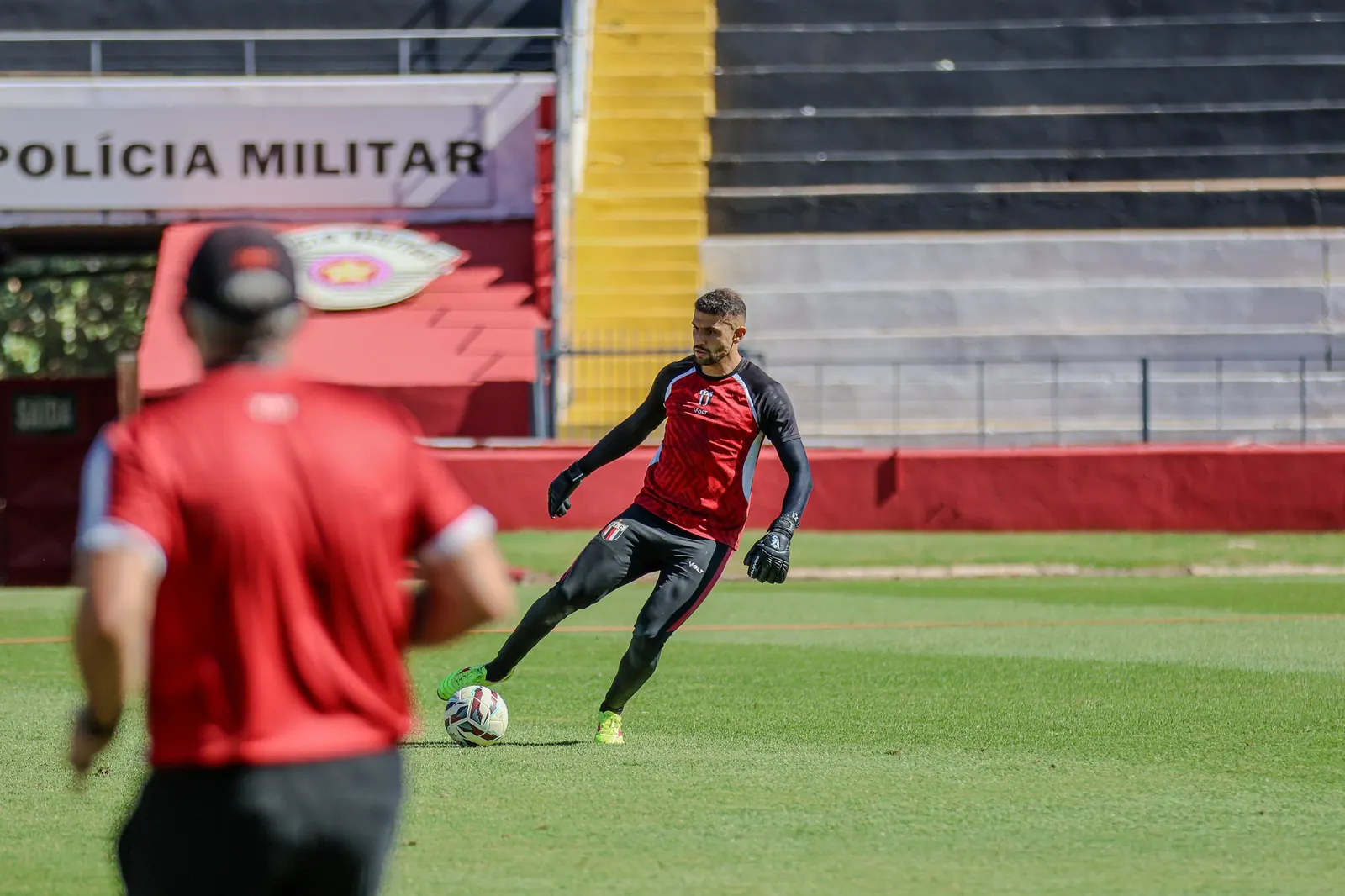 Goleiro Victor Souza, do Botafogo-SP, durante uma partida da Série B do Campeonato Brasileiro.