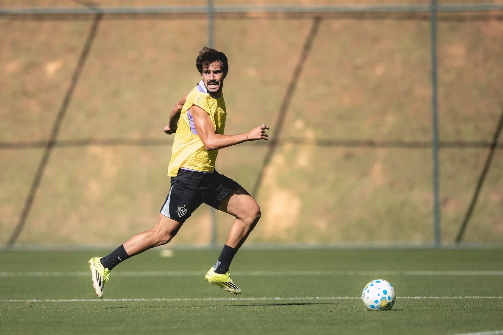 Igor Gomes, jogador do Atlético-MG, em campo durante treino da equipe.