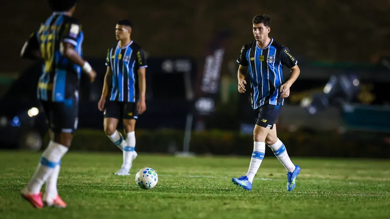 O técnico Luís Castro trabalha intensamente para reorganizar o meio-campo do Grêmio visando o segundo semestre da temporada. Pressionado por