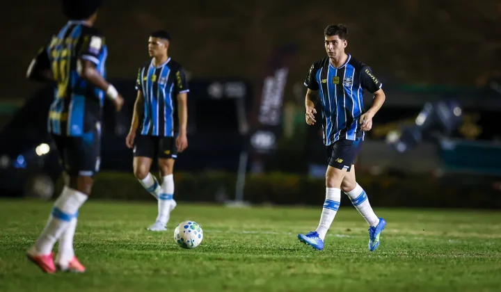 O técnico Luís Castro trabalha intensamente para reorganizar o meio-campo do Grêmio visando o segundo semestre da temporada. Pressionado por
