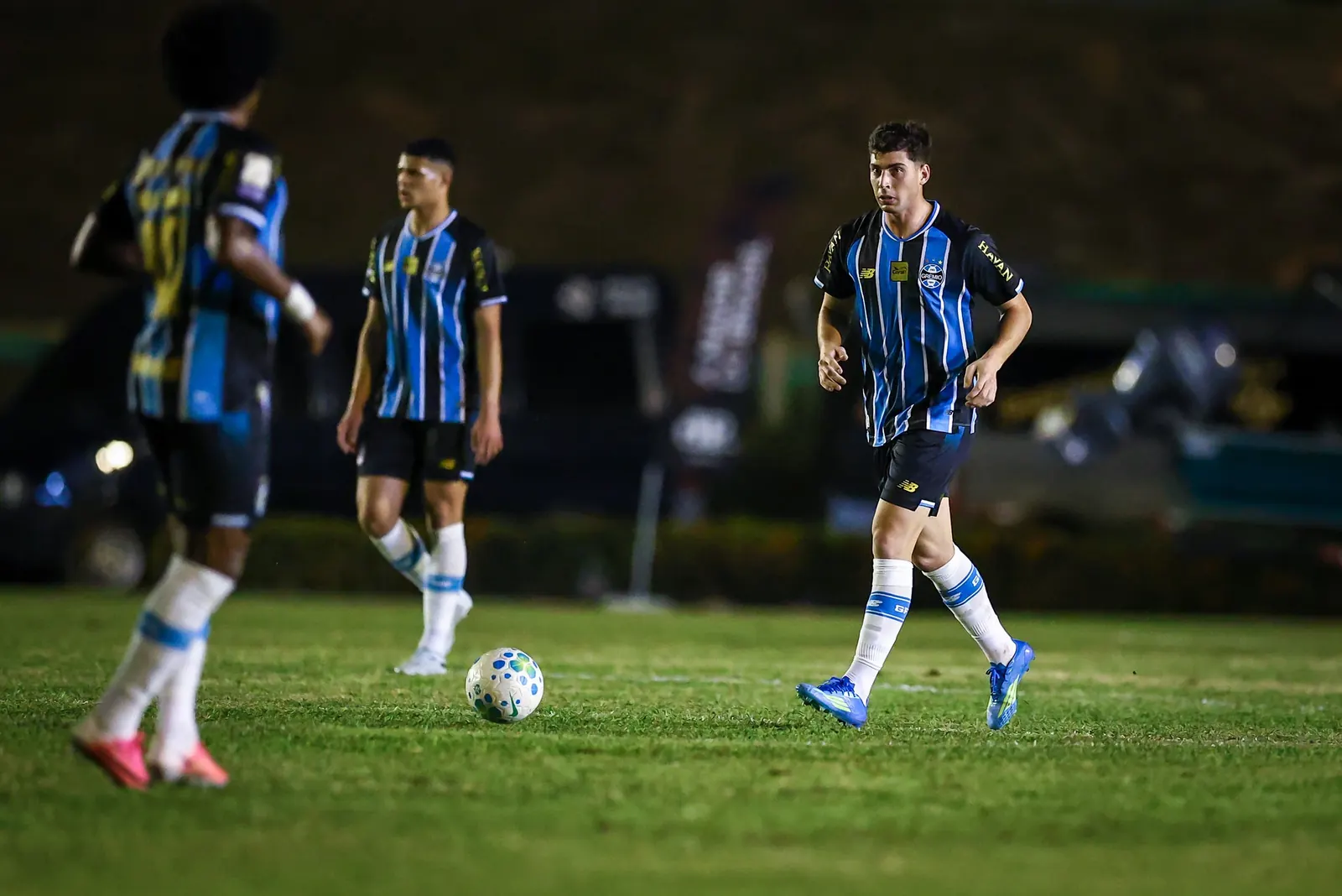 Jogadores do Grêmio em treinamento no meio-campo