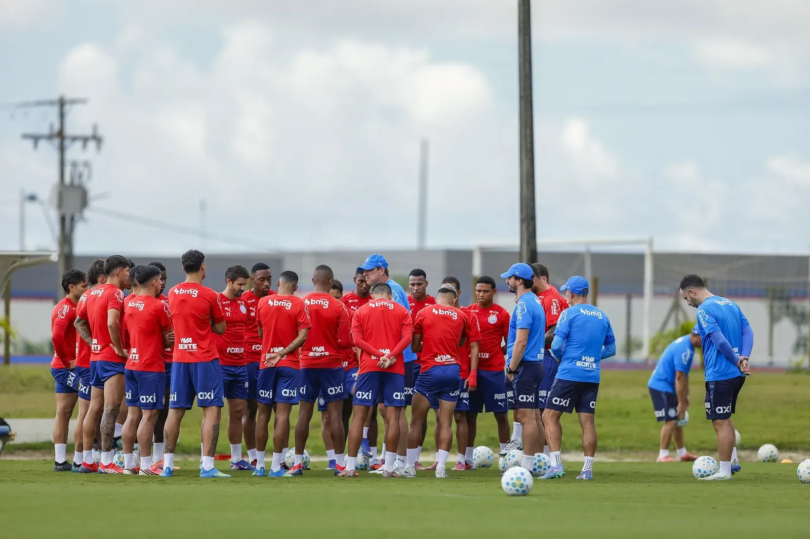 Jogadores do Bahia em treinamento durante a pausa para a Copa do Mundo