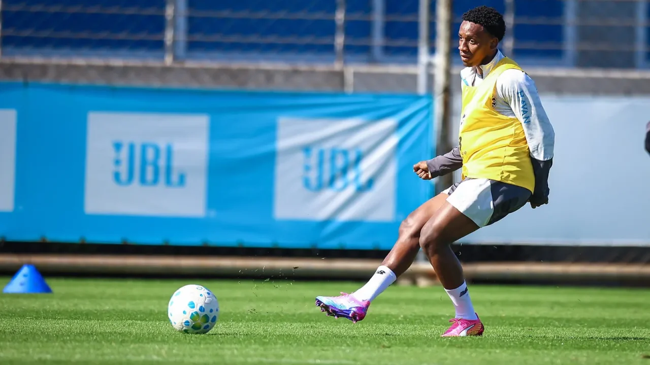 Grêmio busca meia criativo e aguarda definição sobre futuro de Gabriel Moscardo