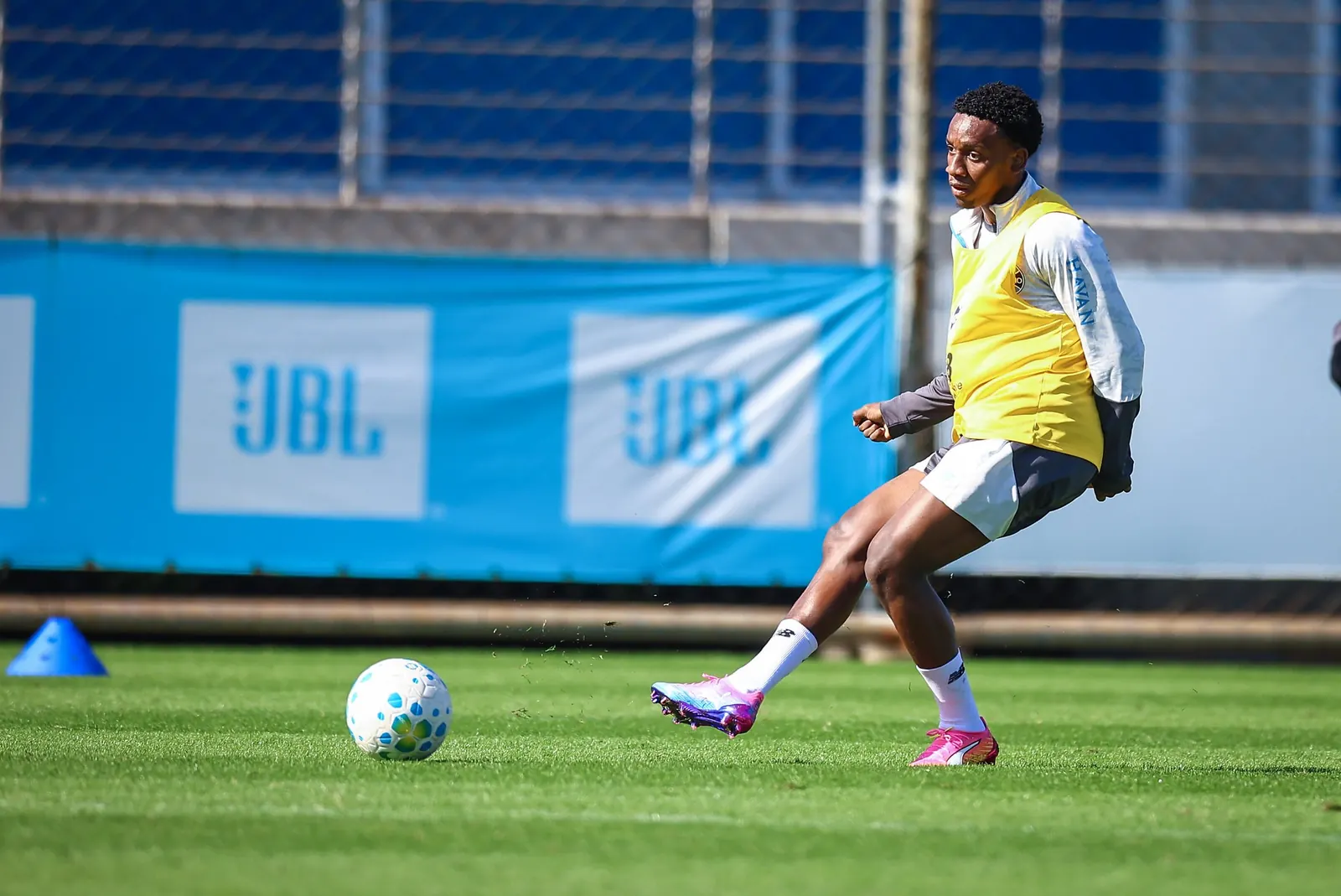 Jogadores do Grêmio em treinamento no campo