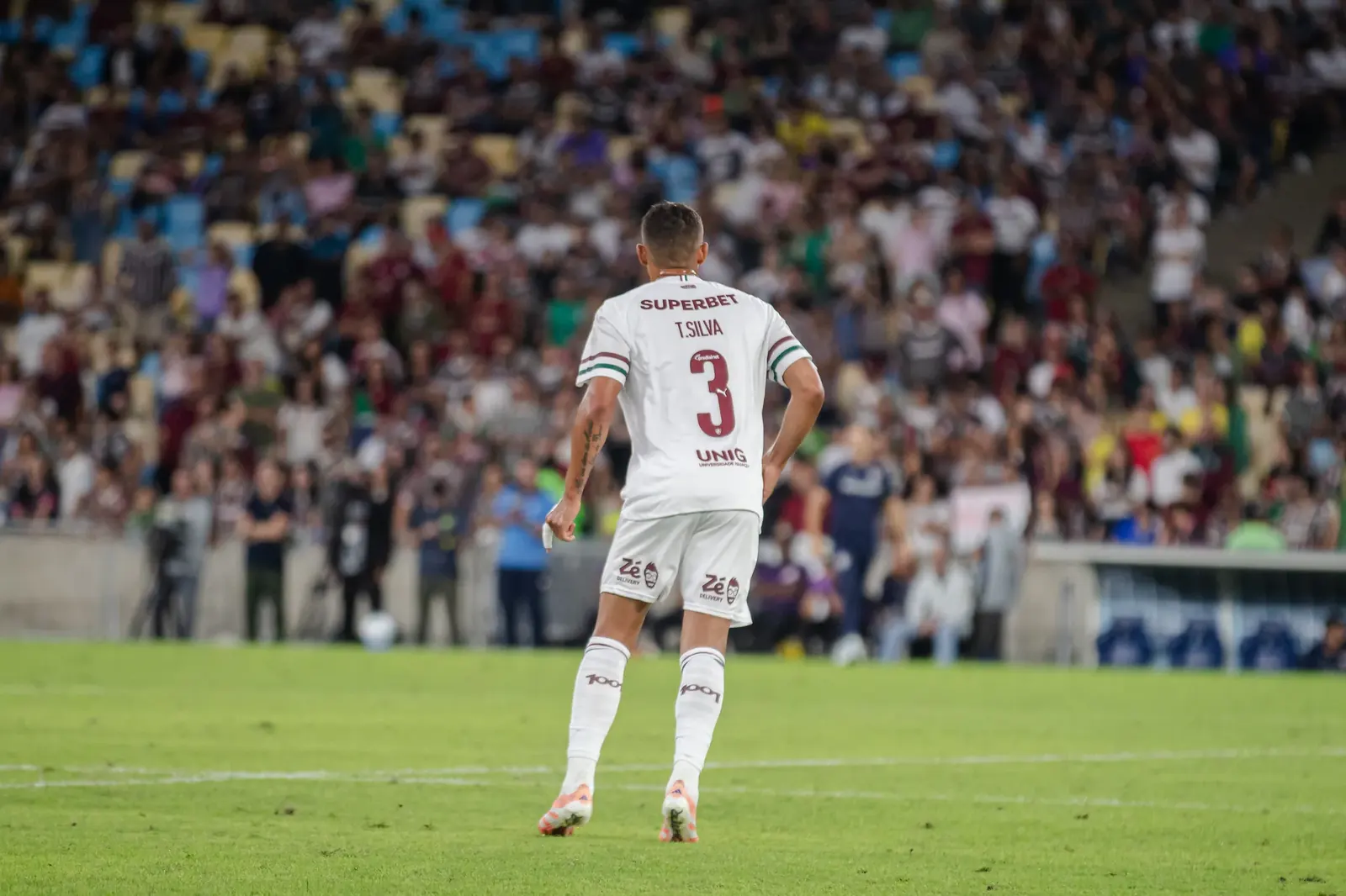Thiago Silva em campo com a camisa do Fluminense durante partida