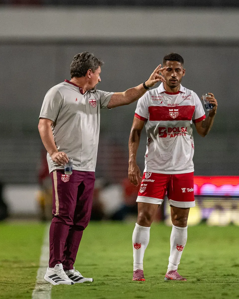 Jogadores de CRB e Goiás em campo durante partida de futebol