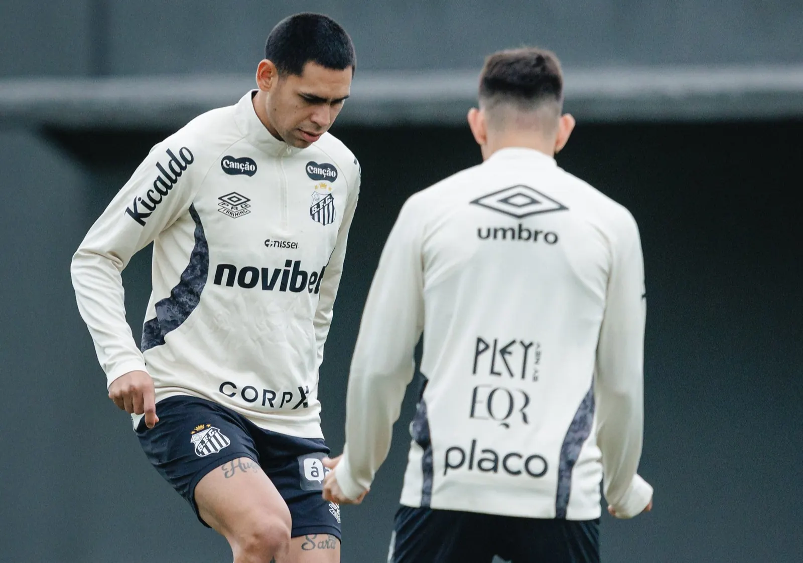Gustavo Caballero, atacante do Santos, em treinamento
