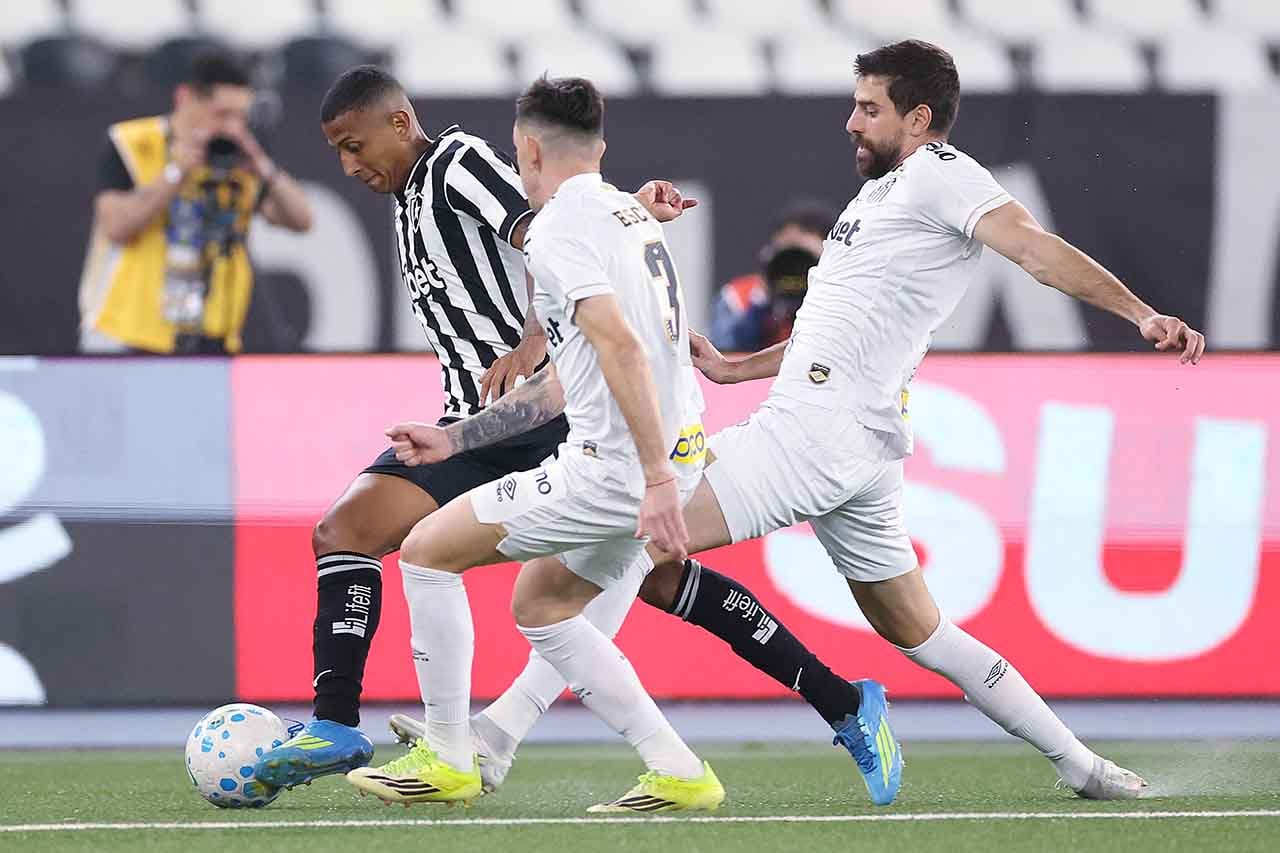 Adonis Frias e Gabriel Brazão do Santos em lance de erro defensivo contra a Universidad Central pela Copa Sul-Americana, 28 de julho de 2026.