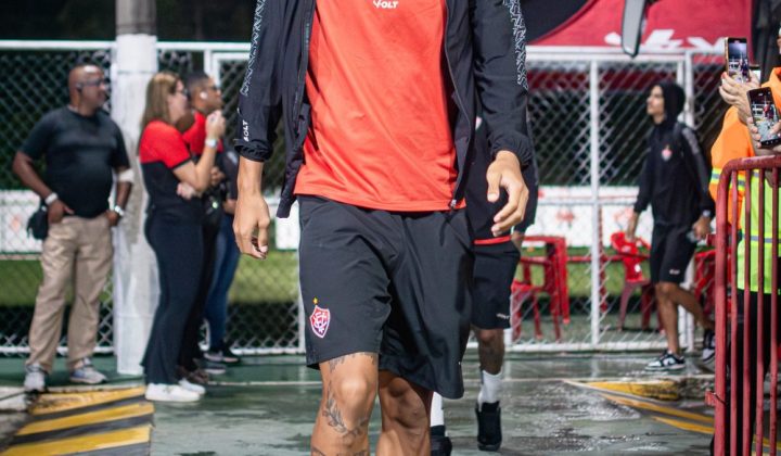 Zé Vitor tranquiliza torcida do Vitória após deixar campo lesionado: “Não foi nada grave