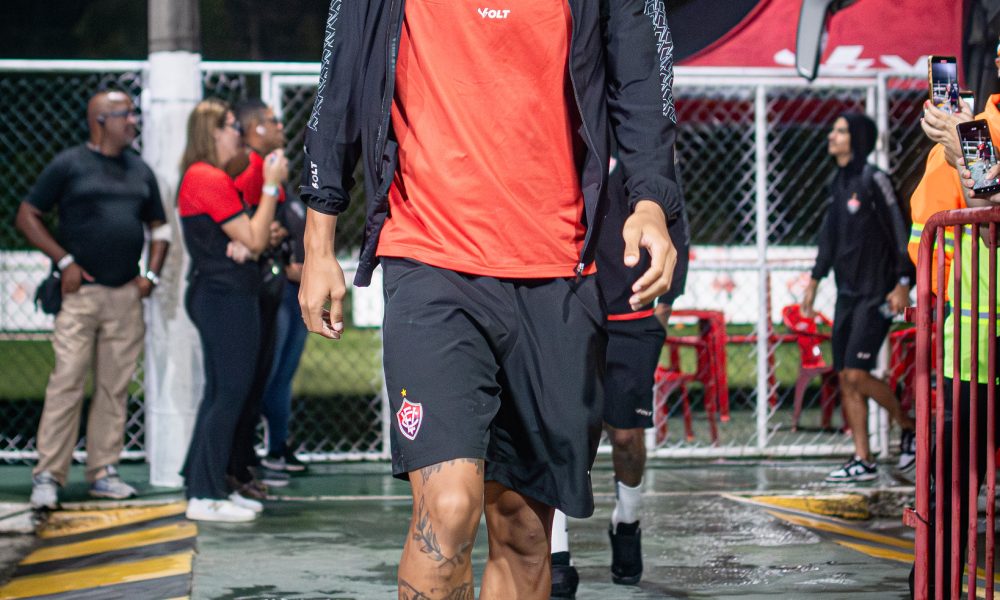 Zé Vitor tranquiliza torcida do Vitória após deixar campo lesionado: “Não foi nada grave