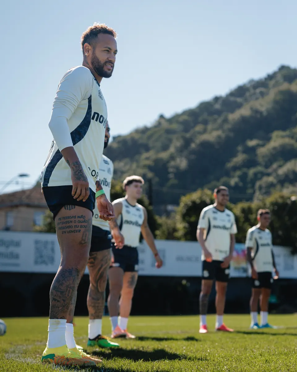 Neymar em campo durante treinamento do Santos no CT Rei Pelé.