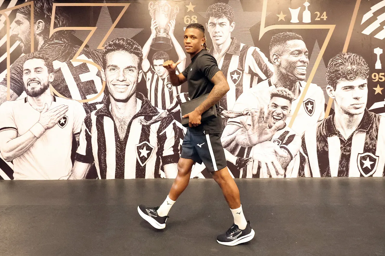 Danilo, volante do Botafogo, em ação durante jogo contra o Vitória no Brasileirão 2026