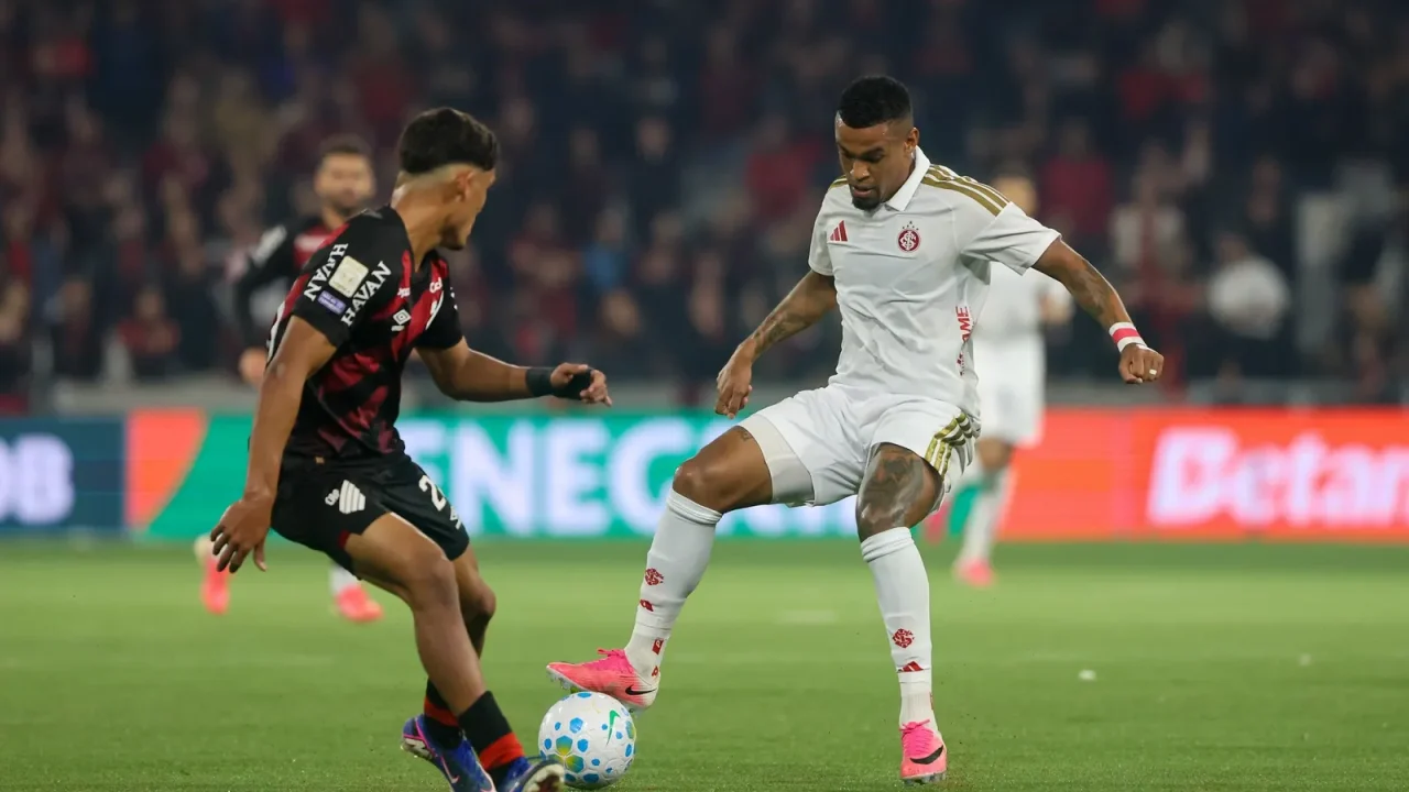 Internacional acumula falhas em campo e erros de comunicação, mas rivais mantêm time fora do Z-4