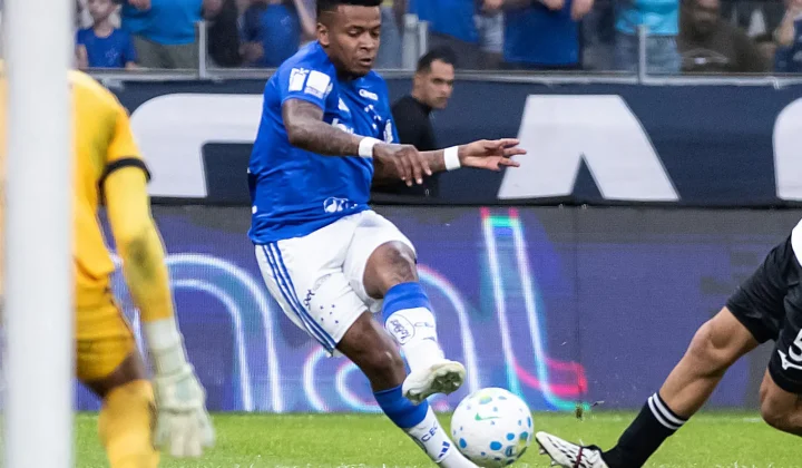 Cruzeiro confirma lesão grave na coxa de Sinisterra e aguarda novos exames para definir tratamento