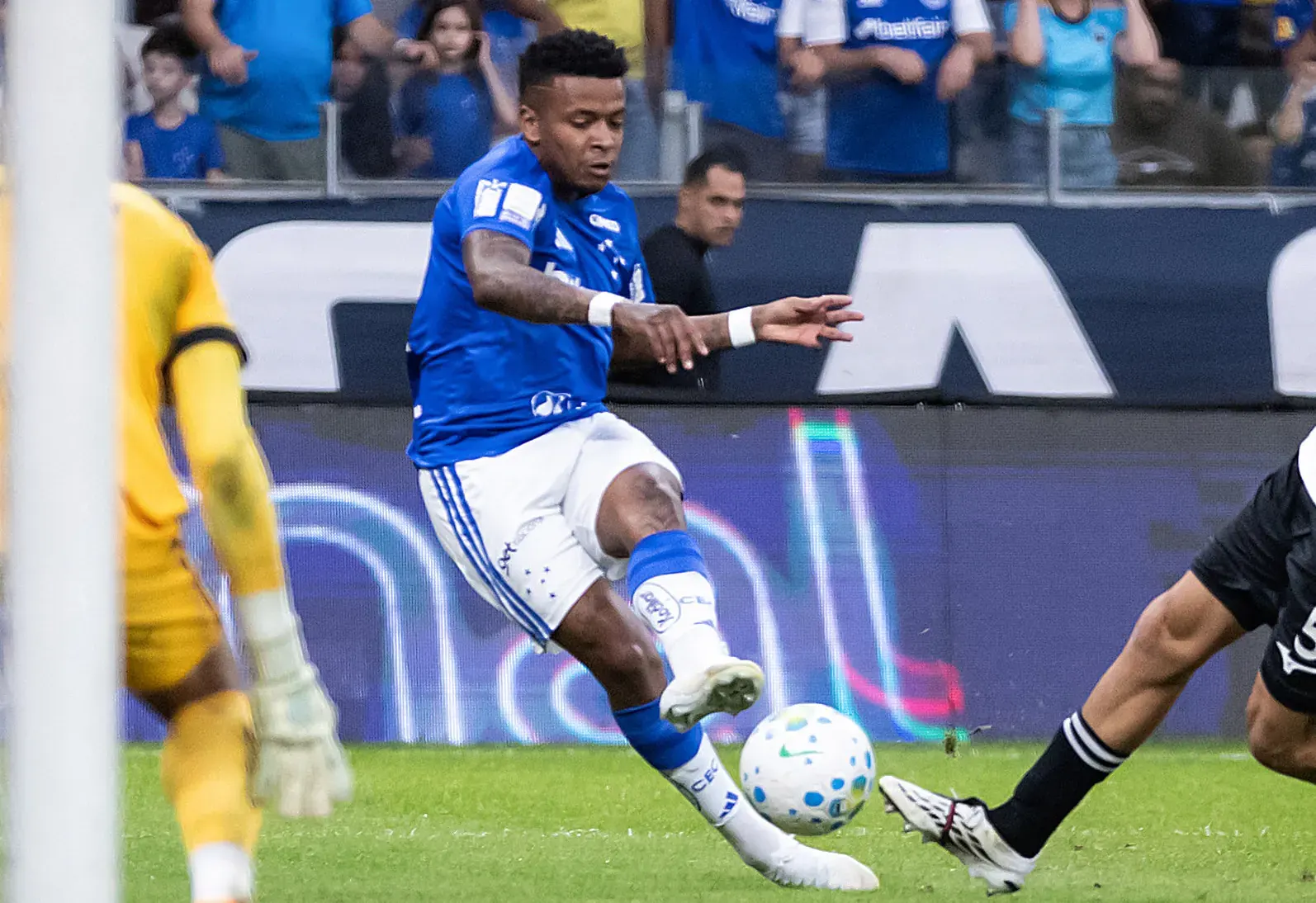 Atacante Sinisterra, do Cruzeiro, lesionado no gramado após sentir a coxa esquerda durante partida