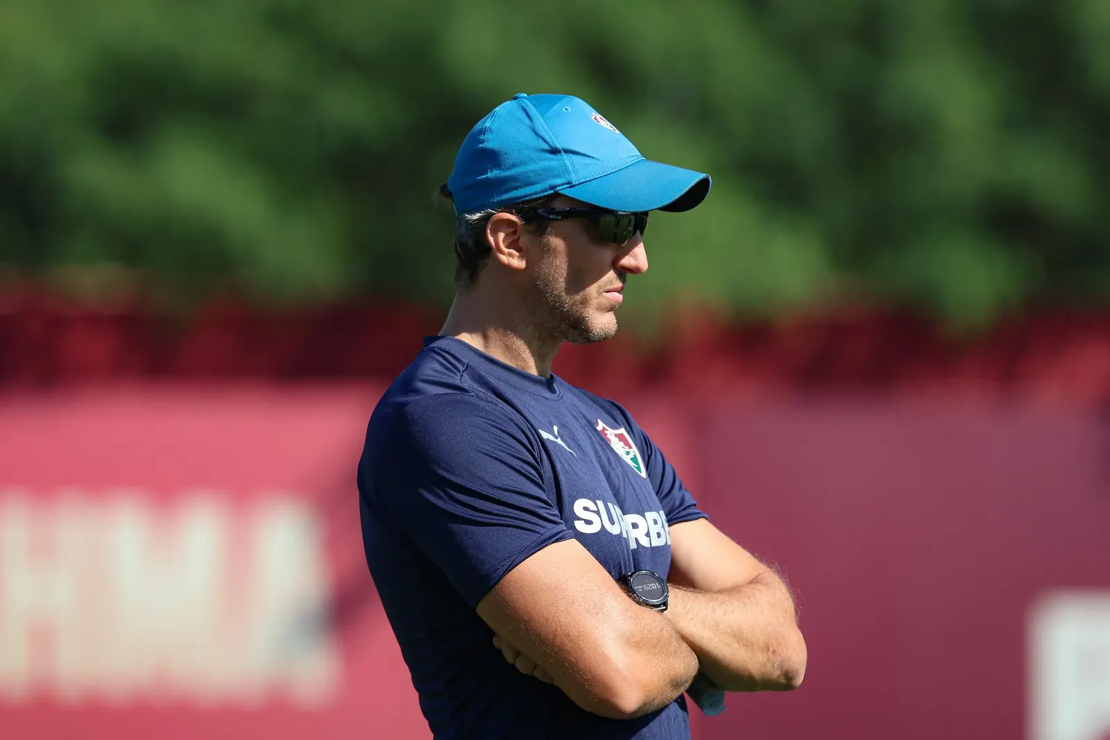 Técnico Zubeldía observa treino do Fluminense antes da partida contra o Bahia pelo Brasileirão 2026