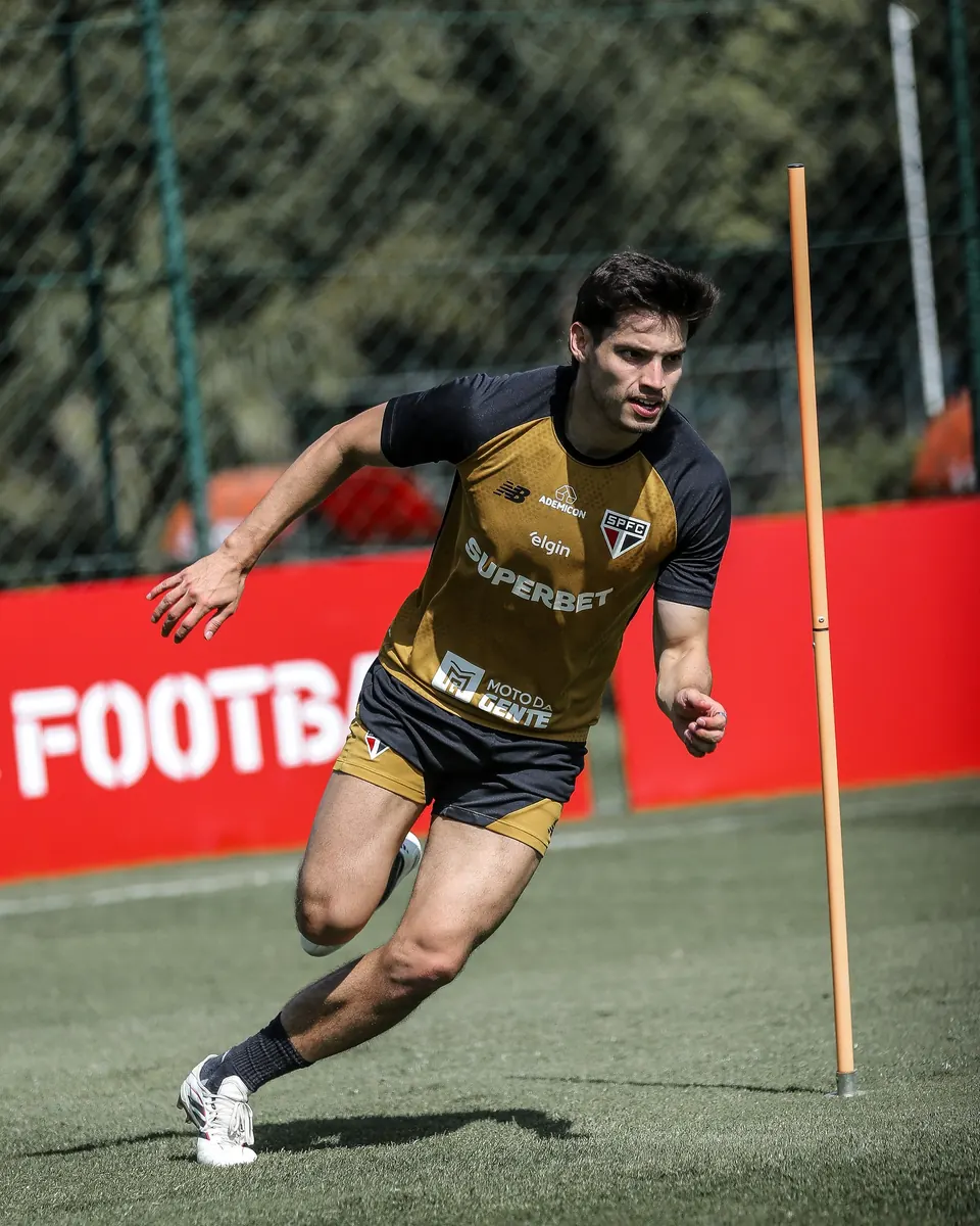 Damián Bobadilla, volante do São Paulo, treina em campo acompanhado por fisioterapeutas no CT da Barra Funda