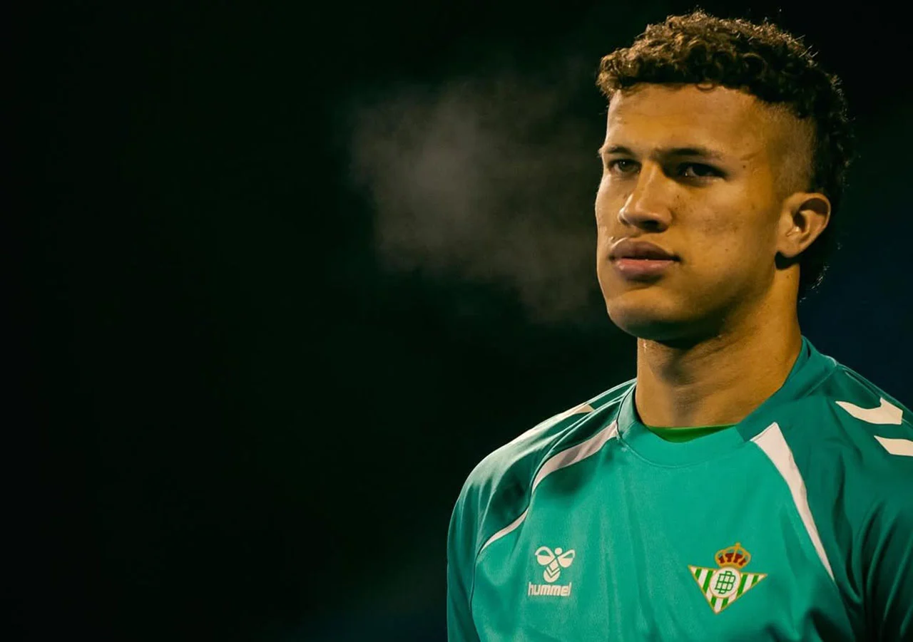 Nelson Deossa, meio-campista colombiano do Real Betis, em ação durante a pré-temporada