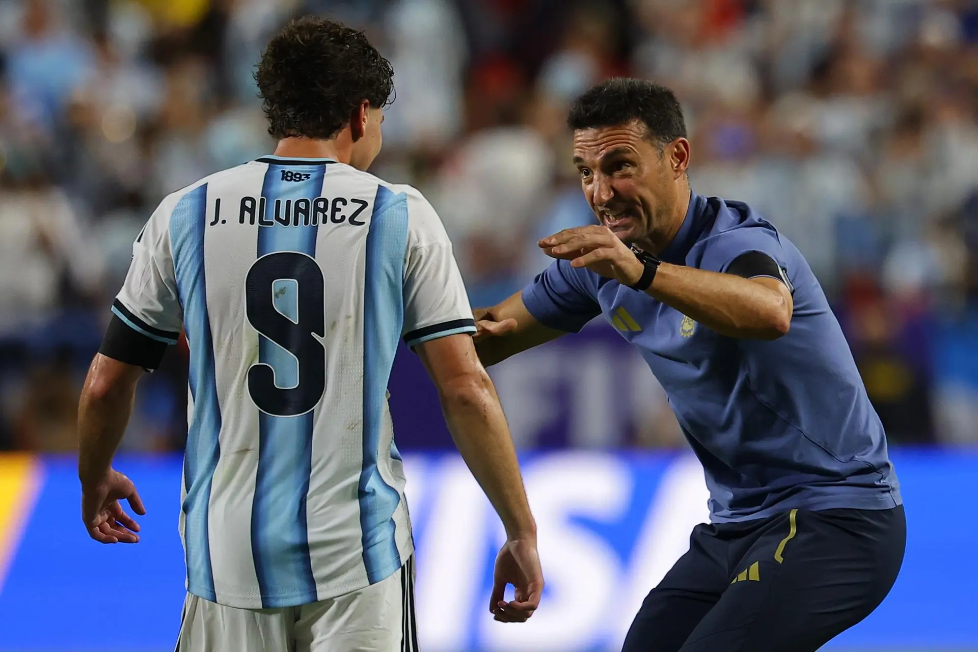 Técnico da Argentina, Lionel Scaloni, falando em uma coletiva de imprensa.