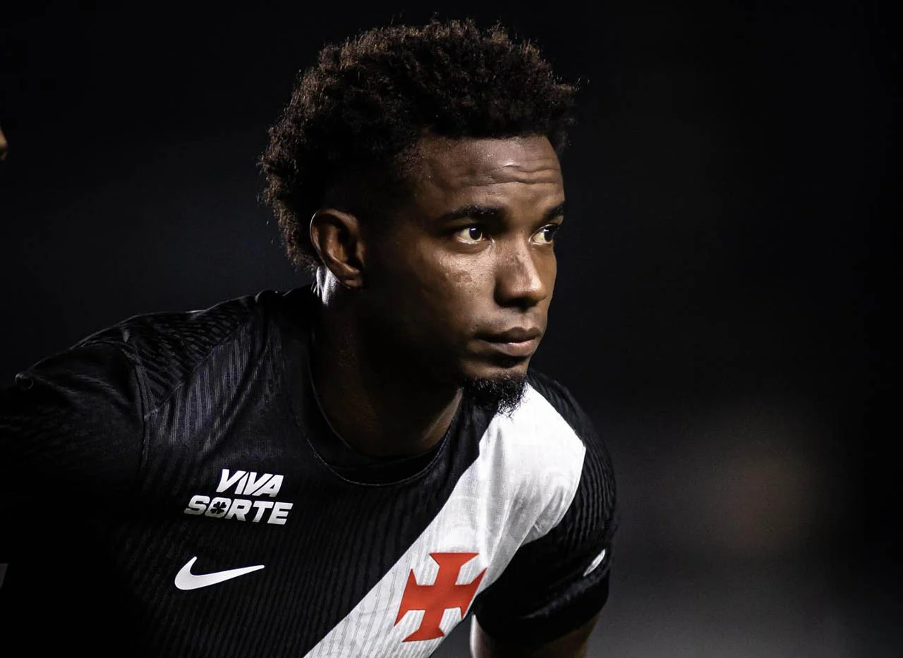 Thiago Mendes, volante do Vasco, comemora gol durante partida contra o Independiente Medellín pela Sul-Americana em São Januário