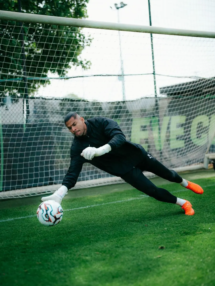 Goleiro Warleson em treinamento