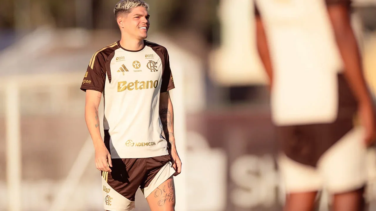 Ayrton Lucas retorna e deve reforçar o Flamengo contra o Olimpia em amistoso
