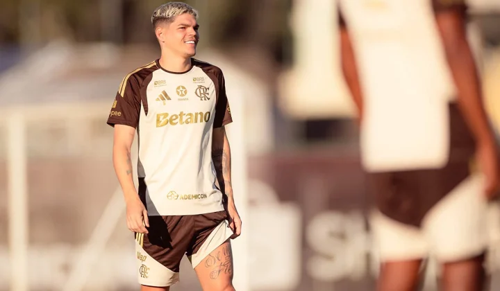 Ayrton Lucas retorna e deve reforçar o Flamengo contra o Olimpia em amistoso