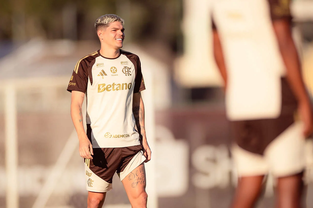 Lateral Ayrton Lucas treina com a equipe do Flamengo em preparação para amistoso.