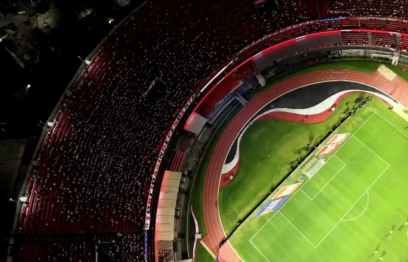 Vista do gramado do Estádio do Morumbis, em São Paulo, após sequência de shows musicais em 2026